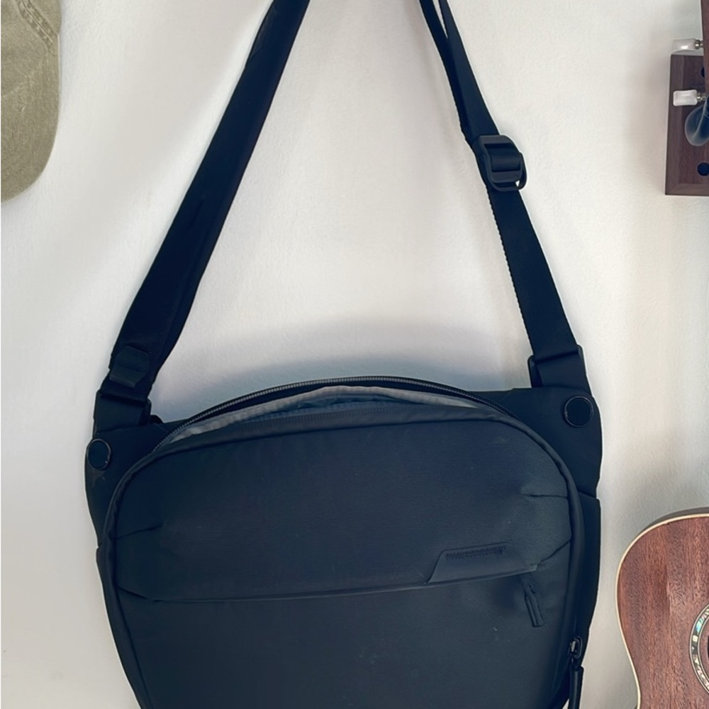 Black Peak Design Sling Bag 6L - Minimal Everyday Carry - Picture 4 of 4